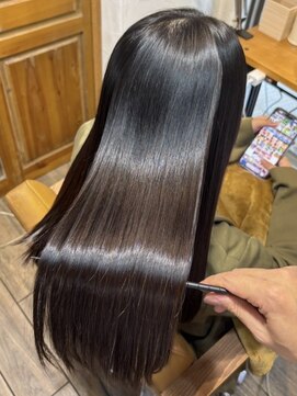 黒髪でも柔らかく見える艶ロング