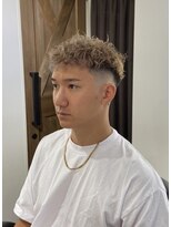 ハイトーンベージュ　ツイスパ　スキンフェード