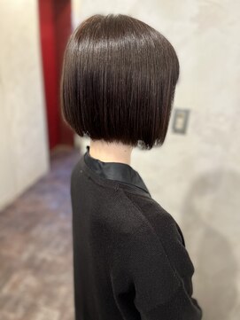 ダッチェス(DUCHESS) グレージュで緩やかな前下がりボブ