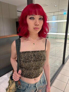 ブロンドに落ちる赤