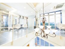 アイシー ヘアーメイク(ic hair make)の雰囲気（吹き抜けのある広々した店内）