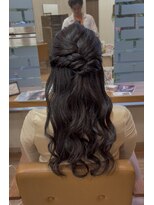 ヴィサージュクルー(VISAGE crew)&nbsp;ロングヘアと毛量を活かしてボリュームハーフアップ！