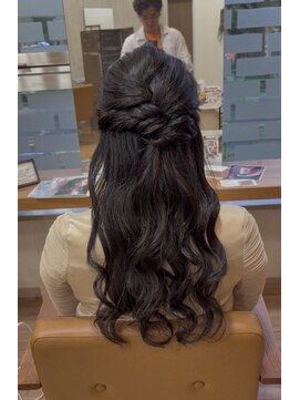 ヴィサージュクルー(VISAGE crew) ロングヘアと毛量を活かしてボリュームハーフアップ!