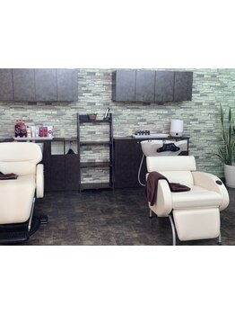 完全マンツーマン施術だから周りを気にせずに、髪の悩みや要望を相談できるのが嬉しい♪落ち着いた空間も◎