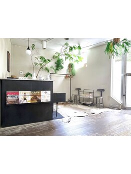 センスの良いアトリエ風の空間。ヘアサロンらしくないアンティークの椅子で過ごす至福のサロンタイム♪