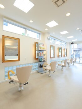 エル ブランシュ elle blancheの写真/【8月16日リニューアルオープン!】開放感のある明るい店内の雰囲気が魅力◇こだわりの商材で美髪へ導く──
