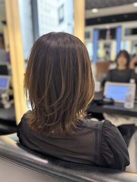 エアー 銀座タワー(AIR) レイヤー　くびれスタイル　外ハネ　オリーブベージュ　藤本麻衣