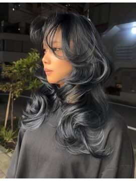 ヌエン 渋谷(NU/EN) ブルーブラック/バタフライカット／レイヤーカット