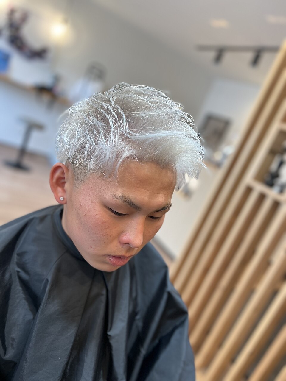 ツーブロックホワイトカラー：L178838085｜ソロ(SOLE.)のヘアスタイル