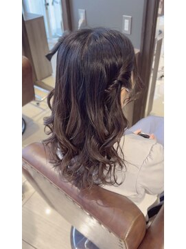 ロアナ 六本木(LOANA ROPPONGI) シンプルハーフアップスタイル