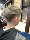 シルバーアッシュ　ブリーチフェードモテ髪　ベリーショート