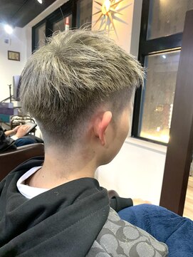 オルク 札幌大通(Orque) シルバーアッシュ　ブリーチフェードモテ髪　ベリーショート