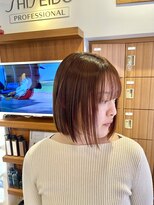 ピンクベージュ×ぱつっとボブ