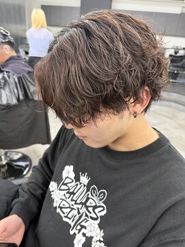 アウラ(AURA) ツイスパシャドウメンズパーマセンターパート無造作パーマ