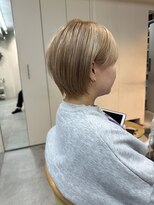 ミィ 表参道(mee.)&nbsp;【mee.】ヤジマ　ハイトーン　耳掛けショートヘア
