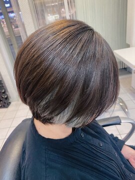 ヘアーデザインムーヴ(Hair design MOVE) イヤリングカラー　ライトグレー　レイヤーショート