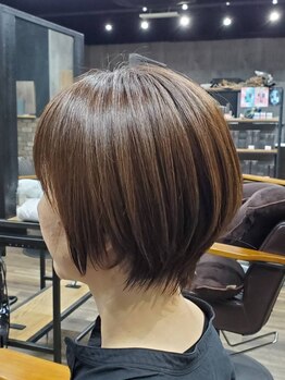 ダイス(Dice)の写真/豊富な経験と知識で、白髪を活かしたデザイン性の高いスタイルをスタイリストがご提案！白髪ぼかしも◎