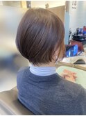 後頭部に丸みを持たせた、前下がりのレイヤーボブスタイル