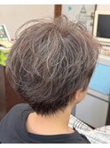 くせ毛白髪ぼかしショートカットスタイル