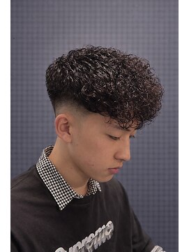 ワンワンオー バーバーショップ 長浜店(@110 BARBER SHOP) スキンフェード×スパイラルパーマで魅せる、圧倒的存在感