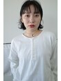 ワク(WAKU) シンプルなファッションに映えるナチュラルパーマスタイル。