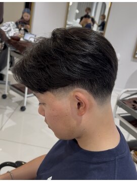 ルクール ヘアー プレジー(Le Coeur HAIR Plaisir) テーパーフェード&センターパート