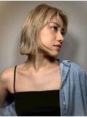 ブロンドベージュ ブリーチ ハイトーン 切りっぱなしボブ 艶髪