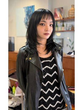 エラ(Ella) 黒髪×オン眉アシメバング×レイヤーカット