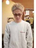 エディ(Edy)&nbsp;スパイキーショート刈り上げ抜きっぱなしブロンド眉毛カット