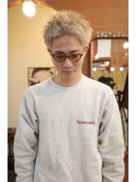 エディ(Edy) スパイキーショート刈り上げ抜きっぱなしブロンド眉毛カット