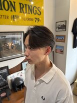 フォーコーナーズカットショップフェイビーズ 名古屋西(FourCornersCutShop favey's)&nbsp;センターパート テーパーフェード パートスタイル 大人ヘア