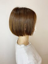 プラチナオリーブ小顔前下がりミニボブ