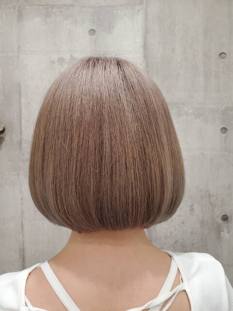 大人可愛いショートヘアミルクベージュヘルシースタイル