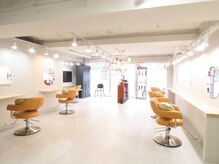 フィルム ケストラ(FIRM KESTRA)の雰囲気（自然光が入る明るいフロア）