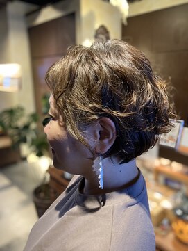 アンツ サザンリゾート 茅ヶ崎店(ANT'S Southern Resort) 30代40代50代 くせ毛カット オン眉 ショート ミルクティー