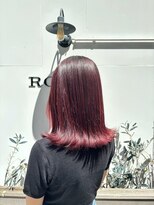 ロッカ(ROCCA) くびれヘアシャインレッドのストレートミディ