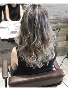 トルネード(TORNADO) 外国人風 ハイライトairtouch バレイヤージュ グレー 白髪ぼかし