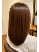 セミロングのストレートヘア