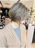 大人白髪ぼかしハイライト　ミルクティーベージュ　前下がりボブ