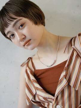 イコ(iko) ショート。オン眉。ベージュ。