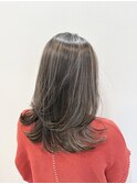 人気のレイヤーカットとハイライトの絶妙なバランス