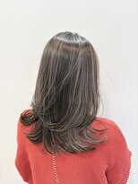 リヴナ(Livna)&nbsp;人気のレイヤーカットとハイライトの絶妙なバランス