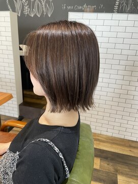 アラ モーダ(Alla moda) 切りっぱなしボブ×クリームベージュ