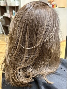 イナップ(inup)の写真/白髪を活かす、新しいカラーの選択肢。お洒落なヘアスタイルを一緒に作り上げていきます。