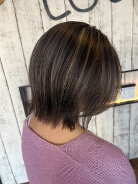 ロイズ ヘアデザイン アンド スパ(LOES) 白髪ぼかしハイライト×切りっぱなしボブ