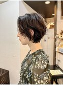 大人の抜け感をつくるニュアンスパーマショート