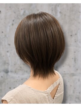 カットワークススリックバイフェローズ(CUT WORKS SLICK by fellows) 絶壁をカバーして丸みが続く美人ショートヘア