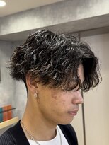 レイズ 名古屋(RAYS) 刈り上げツーブロックセンターパート波巻きスパイラルパーマ h