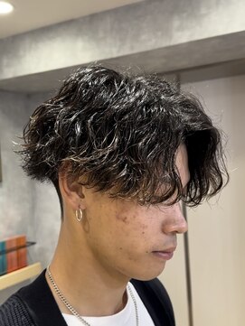 レイズ 名古屋(RAYS) 刈り上げツーブロックセンターパート波巻きスパイラルパーマ h