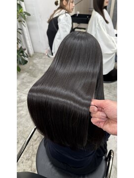 トゥエル バイ ディプティモイラ(tuelu by dipty MOILA) 艶髪ブルーブラック